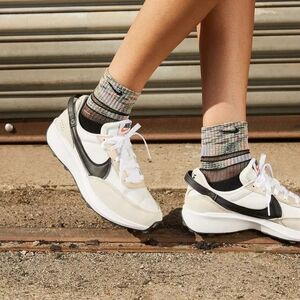 NIKE WOMENS WAFFLE DEBUT SNEAKER